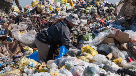 Encuentran al menos 75.000 dólares en un basural en Argentina (y los vecinos acuden en masa a buscar más billetes)