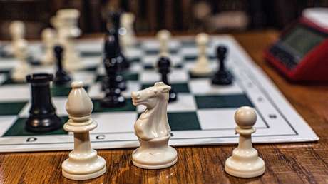 VIDEO: Un robot de ajedrez le lesiona un dedo a un niño que pretendía adelantar su jugada durante un torneo