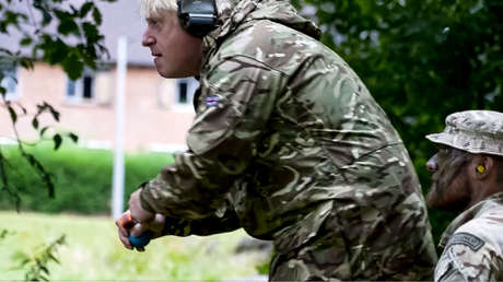 Boris Johnson lanza una granada durante un entrenamiento de las tropas ucranianas en el Reino Unido (VIDEO)