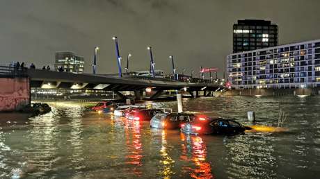 Un río se desborda a causa de las fuertes lluvias e inunda las calles de la ciudad rusa de Sochi (VIDEOS)