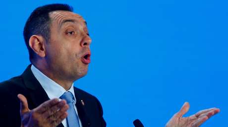 El ministro del Interior de Serbia dice que "uno de los mayores servicios de inteligencia del mundo" le presionó para que adopte una postura antirrusa