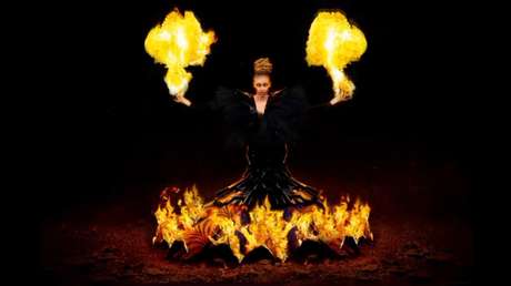 Momento en que el vestido de una modelo se incendia en plena sesión de fotos (VIDEO)