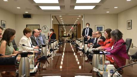 El FMI destaca los esfuerzos de Argentina para "fortalecer la sostenibilidad fiscal" tras la reunión con la nueva ministra de Economía