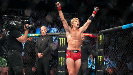 La estrella de la UFC, Patrick Pimblett, da un emotivo discurso sobre el suicidio y la salud mental tras vencer a Jordan Leavitt
