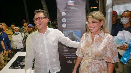 Un gobernador le arranca de las manos una bandera a una alcaldesa en Colombia e indigna a las redes