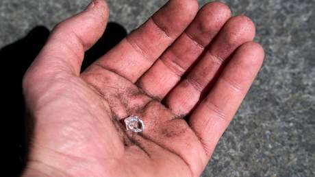 Una empobrecida mujer se encuentra un diamante de 4 quilates mientras recolectaba leña en un bosque de la India