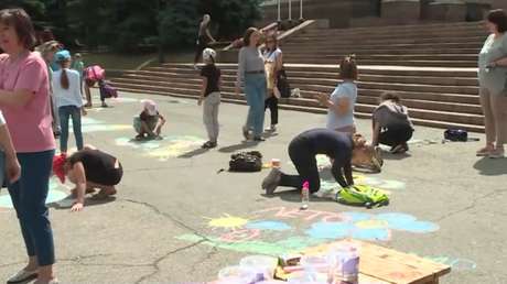 Niños que viven bajo ataques de Ucrania en Donbass apoyan con dibujos y mensajes a los militares rusos que luchan para protegerlos