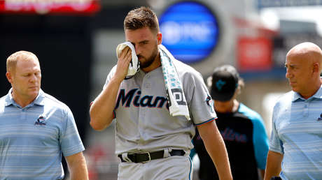 El 'pitcher' de los Marlins de Florida, Daniel Castano, recibe en el rostro un impresionante pelotazo a 167 km/h