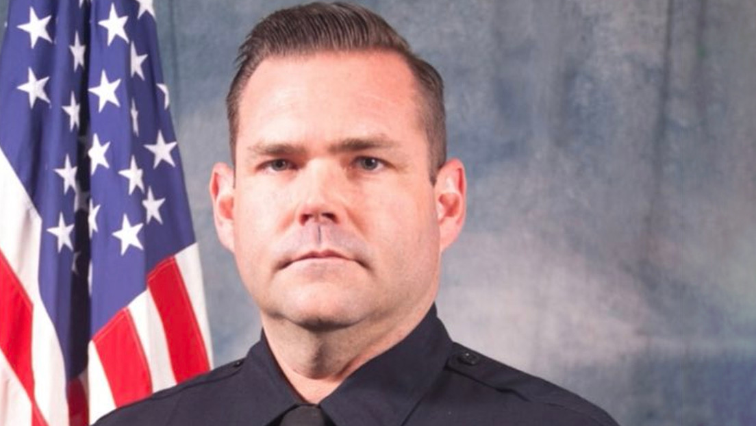 Acusan a un galardonado policía en California por enviar "mensajes gráficos" a una persona que fingía ser una menor de edad