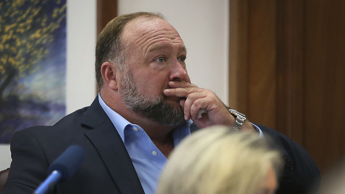 Condenan al conspiracionista Alex Jones a pagar más de 4 millones de dólares por sus mentiras sobre la masacre escolar de Sandy Hook en EE.UU.