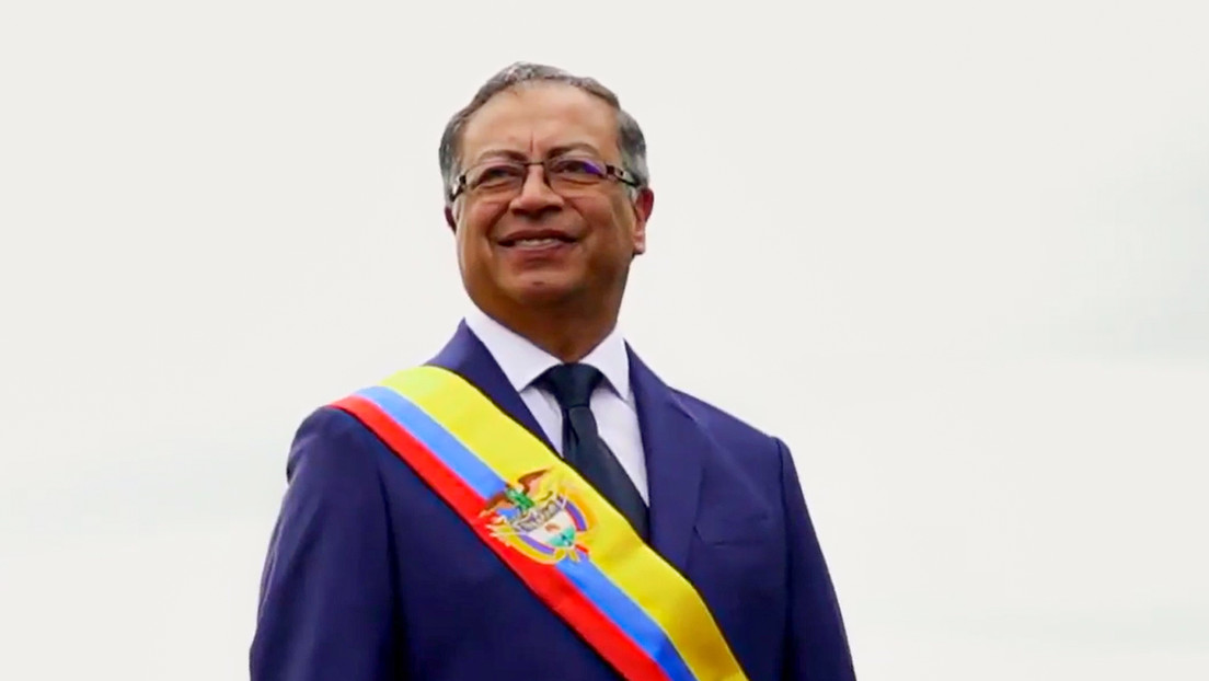 Gustavo Petro jura como primer presidente de izquierda de Colombia