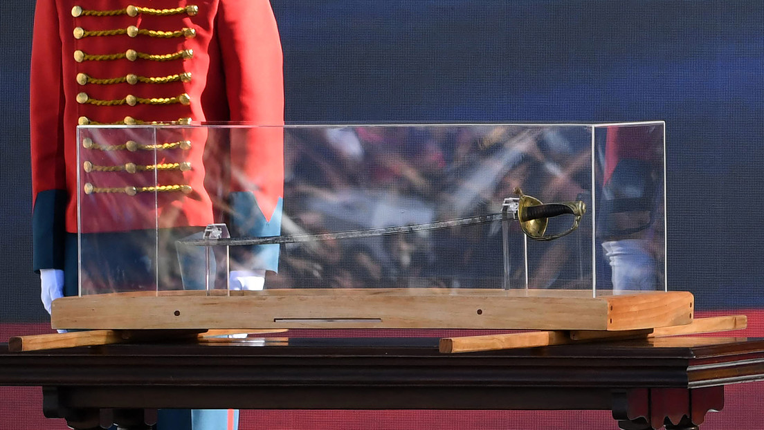 Las redes estallan contra Felipe VI de España por quedarse sentado ante el paso honorífico de la espada de Bolívar en Colombia