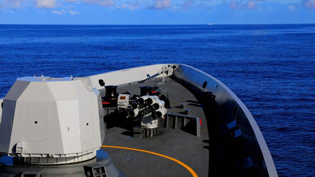 VIDEO: El mayor buque de asalto anfibio chino simula operaciones cerca de Taiwán