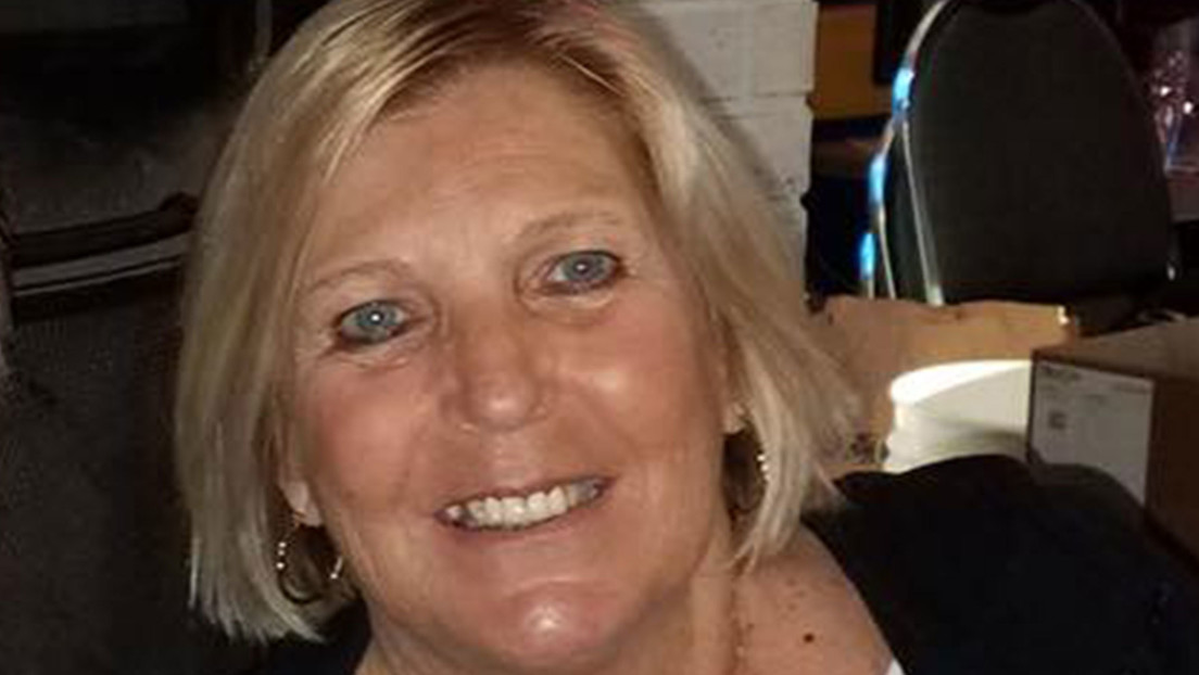 Una mujer muere después de que una sombrilla de playa arrastrada por el viento le atravesara el tórax