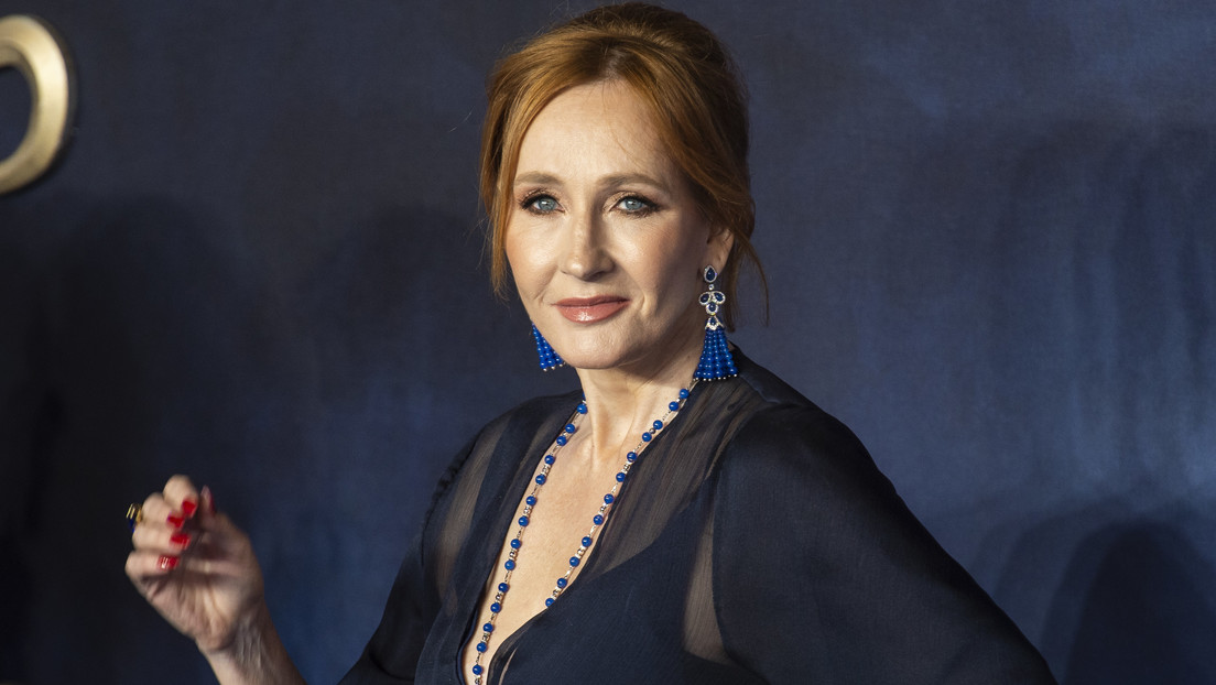 "No te preocupes, tú eres la siguiente": J.K. Rowling recibe una amenaza tras el ataque con cuchillo a Salman Rushdie
