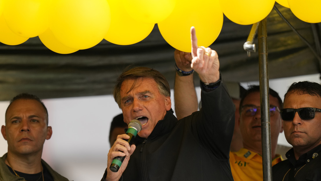 Bolsonaro forcejea e intenta quitarle el móvil a un youtuber que se grababa mientras lo llamaba "cobarde" y "vago"