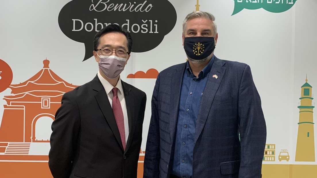 Gobernador estadounidense de Indiana llega a Taiwán en una visita oficial