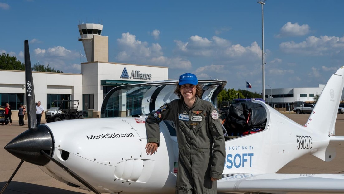 Un piloto de 17 años bate dos récords mundiales al dar en solitario la vuelta al mundo en un ultraligero