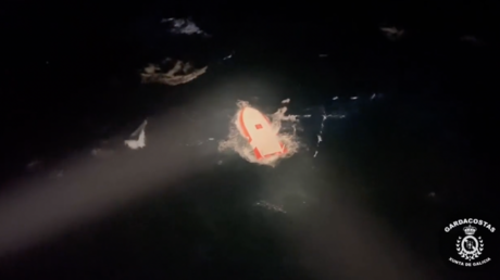 Rescatan a un hombre de 62 años tras pasar 16 horas bajo un velero volcado frente a las costas de España (VIDEO)