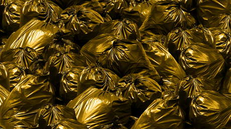 Polémica en redes sociales por una lujosa bolsa de basura de Balenciaga a la venta por 1.790 dólares