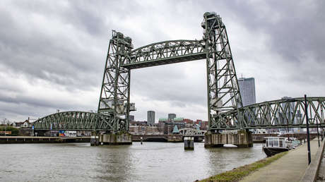 El megayate de Bezos ya está en Róterdam y el icónico puente De Hef 'respira' intacto tras los rumores sobre su desmontaje
