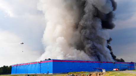 VIDEOS: Más de mil evacuados por un enorme incendio en un almacén de una popular tienda en línea cerca Moscú