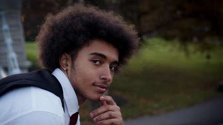 Demandan a un policía por haber detenido a un hombre de color mientras perseguía a un sospechoso blanco