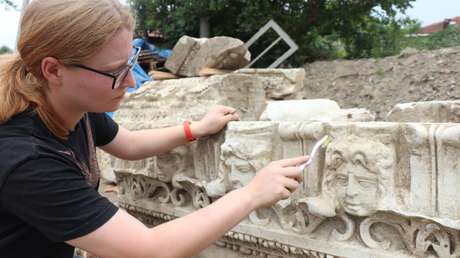 Encuentran en Turquía un bloque de mármol que representa al mítico cazador Acteón desgarrado por sus propios perros