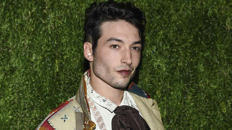 El actor Ezra Miller es acusado por la Policía estadounidense de robar botellas de alcohol en una propiedad en Vermont
