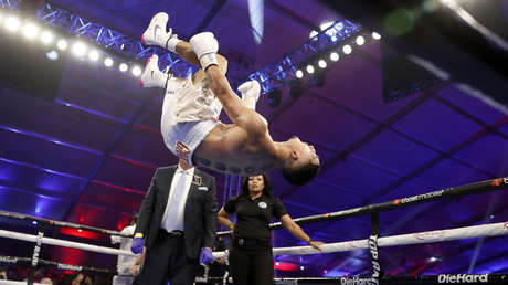 VIDEO: Teófimo López vence a Pedro Campa con un huracán de golpes y lo celebra bailando y haciendo un salto mortal