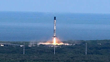 Un 'youtuber' autodidacta replica el aterrizaje de cohetes de SpaceX con un modelo que él construyó