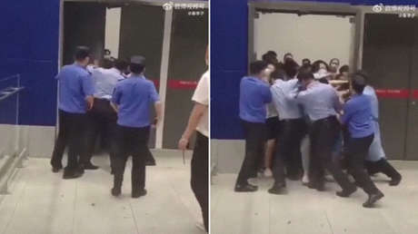 Clientes de un IKEA en China huyen en pánico tras la clausura de la tienda por un caso de covid-19 (VIDEO)