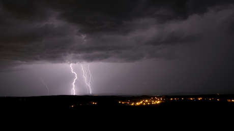Fuertes lluvias azotan París provocando inundaciones en calles y estaciones de metro (VIDEOS)