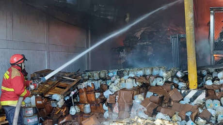 El Gobierno de Venezuela denuncia que el incendio en los depósitos del Ministerio de Salud fue provocado por "fuerzas extremistas"