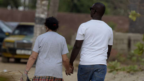 Gambia pide a las británicas maduras que no viajen al país en busca de 'hombres de juguete'