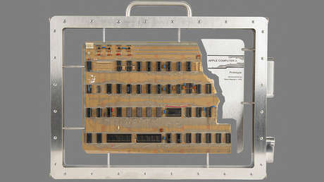 Subastan por casi 700.000 dólares un prototipo de la placa del Apple-1