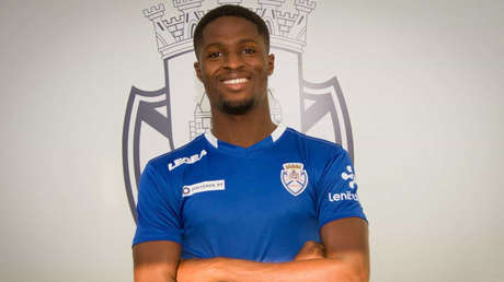 Un futbolista 'se congela' sobre el balón al realizar un penalti (VIDEO)