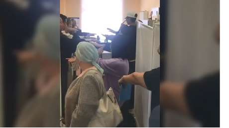 Una neuróloga es sorprendida atendiendo a más de 10 pacientes simultáneamente (VIDEO)