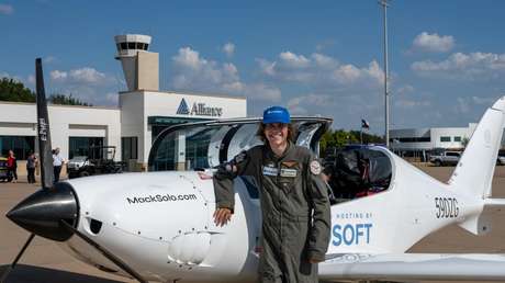 Un piloto de 17 años bate dos récords mundiales al dar en solitario la vuelta al mundo en un ultraligero