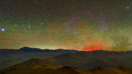 Captan los extraños 'duendes rojos' en el cielo del desierto chileno de Atacama