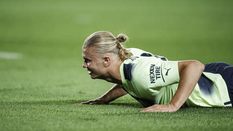 Llueven las críticas a Haaland por simular un penal en un partido benéfico ante el FC Barcelona