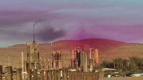 Una misteriosa nube púrpura aparece en un pueblo al norte de Chile y la razón podría acarrear una demanda