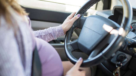 Una mujer embarazada se niega a pagar una multa de tránsito alegando que su feto es un ser vivo