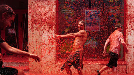 La fiesta de la Tomatina vuelve a las calles de España tras dos años de parón (VIDEO)