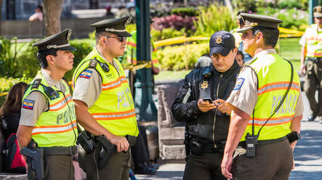 Sujetos disfrazados de policías secuestran a una persona en la ciudadela donde el presidente de Ecuador tiene una vivienda