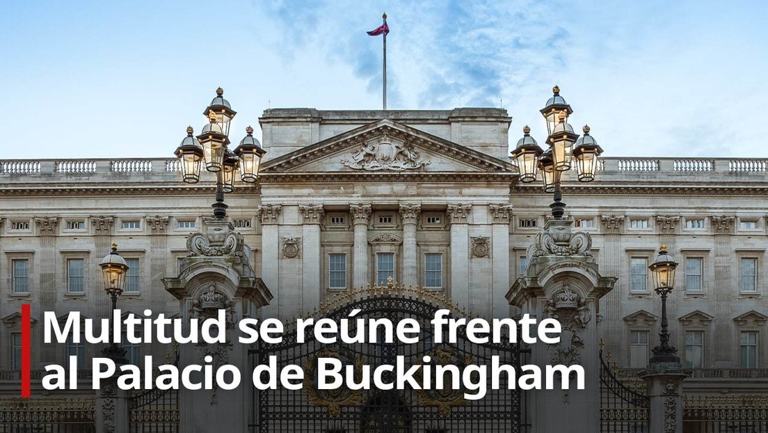 VIDEO: Multitud se reúne frente al Palacio de Buckingham
