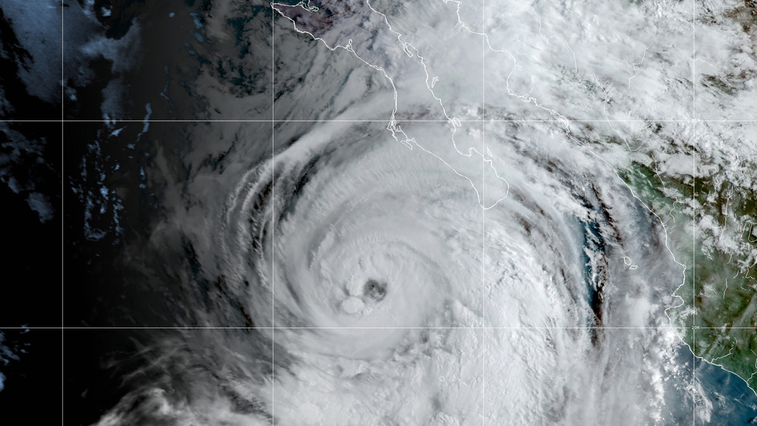 El huracán Kay toca tierra en México