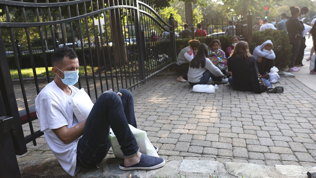 Envían a una base militar a migrantes trasladados a una isla de Massachusetts