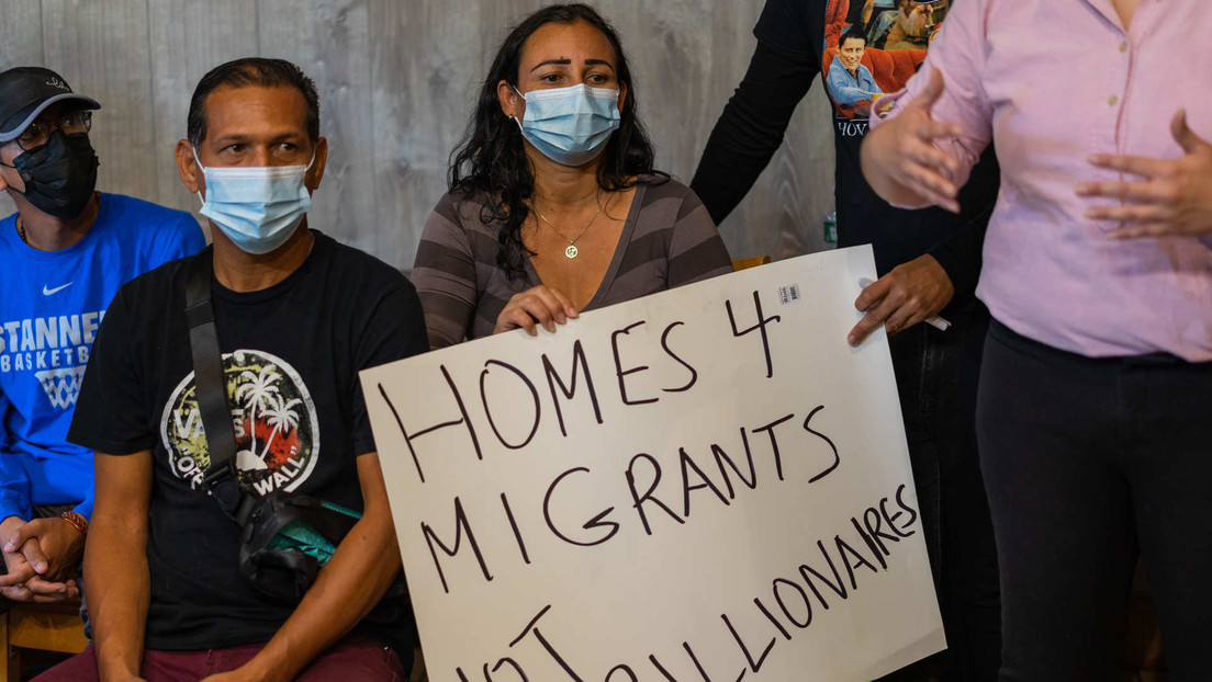 Texas seguirá enviando a migrantes a otras partes de EE.UU. hasta que Biden "despierte"