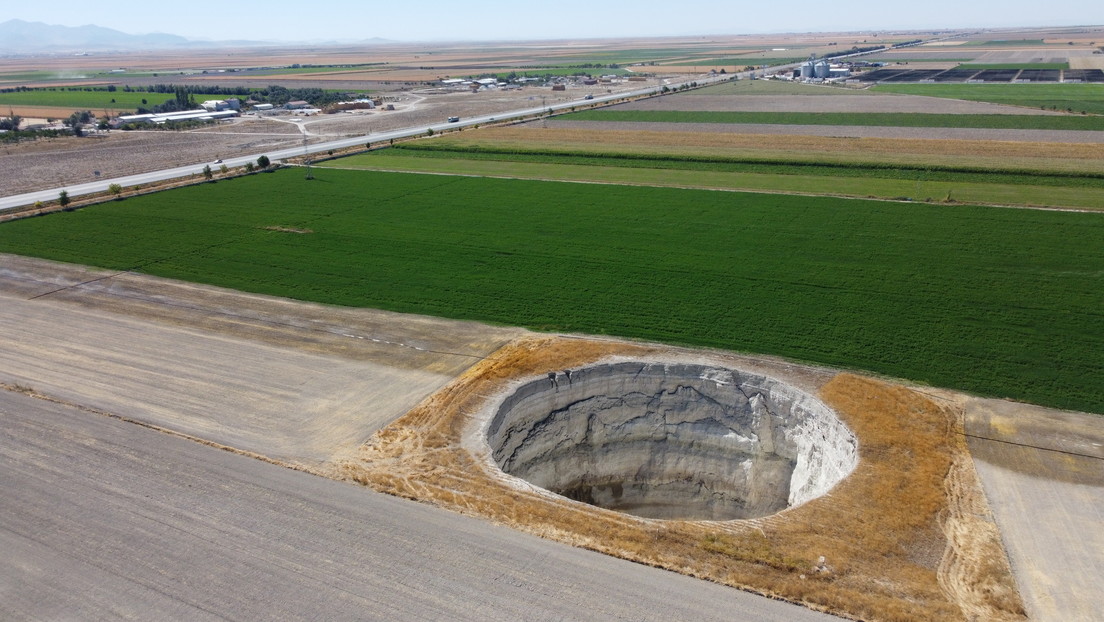 FOTOS, VIDEOS: Así son los enormes socavones que están apareciendo en el centro de Turquía